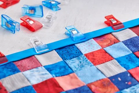 Making of quilt binding by dint of sewing quilting clips 스톡 사진