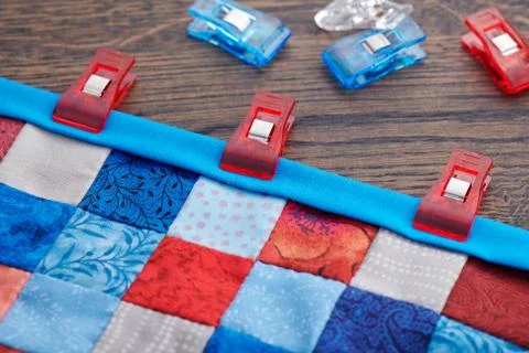 Making of quilt binding by dint of sewing quilting clips 스톡 사진