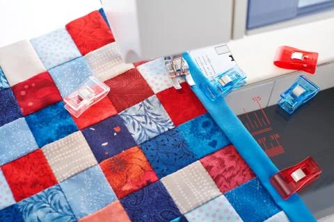 Making of quilt binding by dint of sewing quilting clips by using sewing mach Stock-Fotos