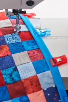 Making of quilt binding by dint of sewing quilting clips by using sewing mach Stock-Fotos