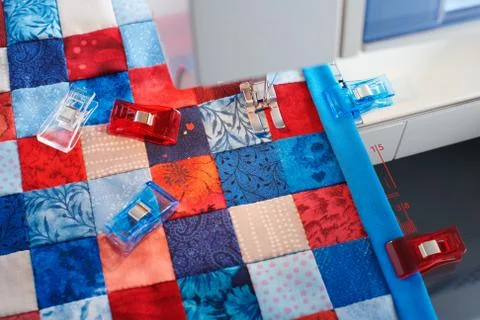 Making of quilt binding by dint of sewing quilting clips by using sewing mach 스톡 사진