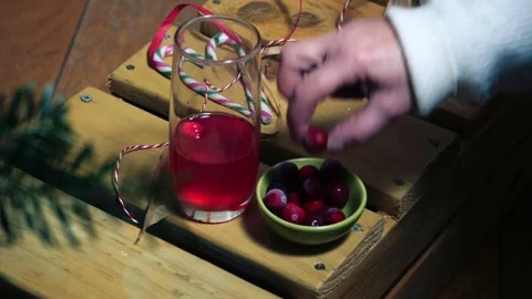 Making red ripe cranberry drink 库存影片 327222407