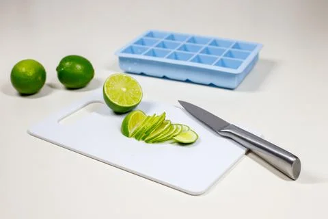 Making Refreshing Summer Drinks: Preparing Ice and Cutting Limes for Lemonade Stock-Fotos