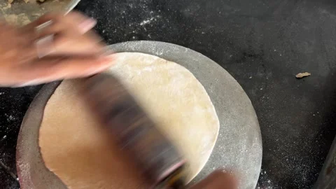 Making Roti with Rolling Pin and Board Видео 320285491