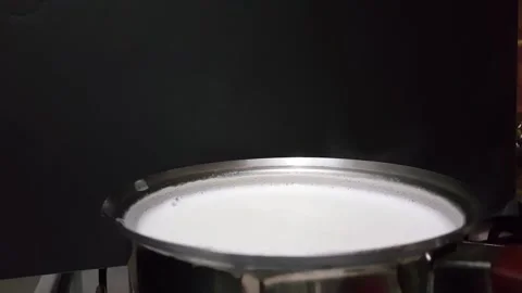 Making sahlep in a coffee pot Vidéo 146314658