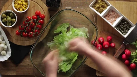 Making salad taymlaps Stock Footage 71350578