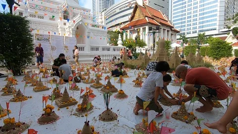 Making sand pagodas in temple during Thai New Year 動画素材 106573985