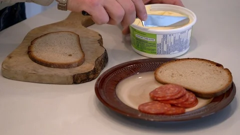 Making sandwich with salami. 스톡 동영상 86252516