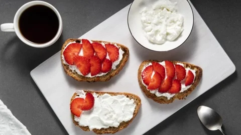Making sandwiches with bread, cottage cheese and strawberries Видео 337321791