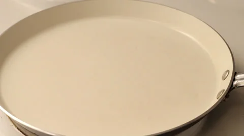 Making scrambled eggs 库存影片 33660908