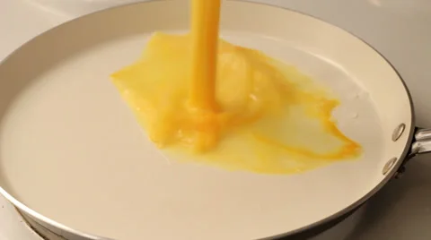 Making scrambled eggs Video stock 33661048
