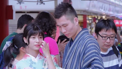 Making selfies at Senso-Ji Temple in Tokyo - famous Sensoji in Asakusa - TOKYO / 스톡 동영상 91753508