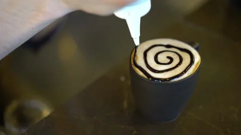 Making shape with chocolate sauce on latte Stock Footage 167587095