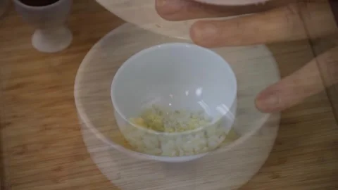 Making a simple garlic dipping sauce at home 動画素材 320198763