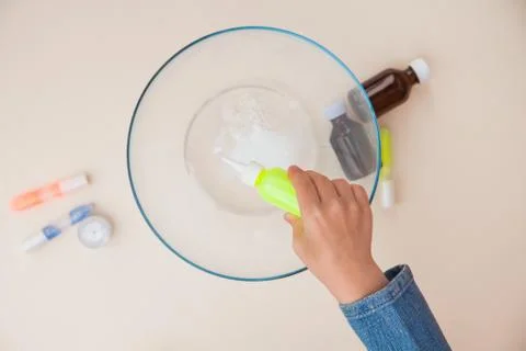 Making slime, step by step instruction, step five, adding thickening agent Stockfoto's