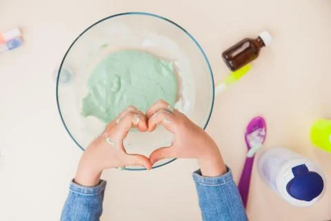Making slime, step by step instruction, final step seven the toy is ready. 库存照片