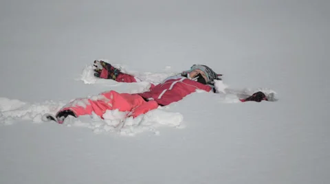 Making a snow angel Stockbeeldmateriaal 37013891