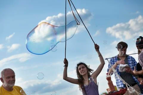 Making soap bubbles at mauerpark Foto stock