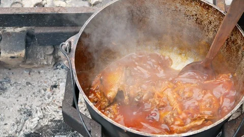 Making soup pilaf in nature while tourist hiking 库存影片 94319384