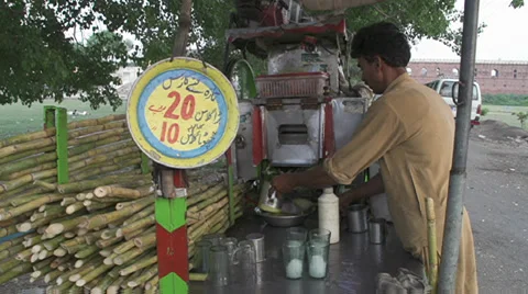 Making Sugar cane juice Stock Footage 29926120