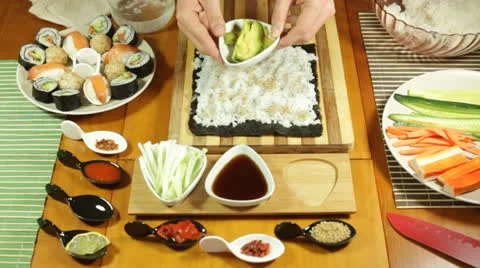 Making Sushi roll with avocado 库存影片 22633696
