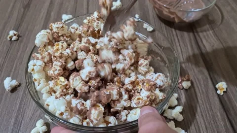 Making sweet popcorn. Vídeo Stock 157443705