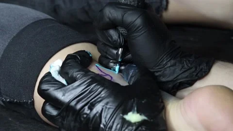 Making a tattoo Stock Footage 130767265