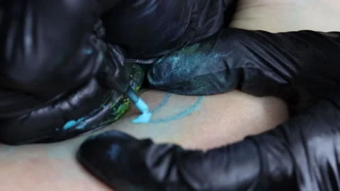 Making a tattoo Stock Footage 130767269