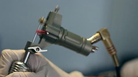 Making a tattoo on a man's hand Vidéo 61878298