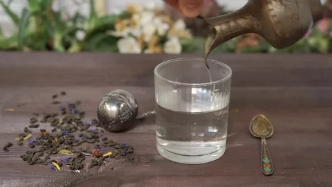 Making tea on a dark kitchen table 動画素材 78103752