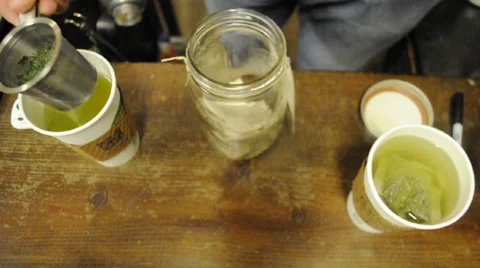 Making Tea Vídeos de archivo 49587625