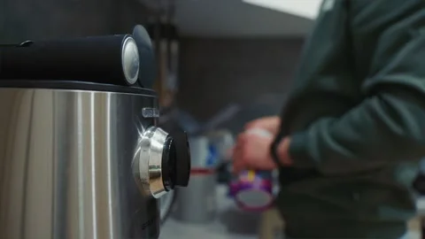 Making tea in the kitchen Video stock 231478574