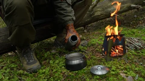 Making tea on a nature hike Видео 294582434