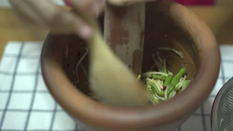 Making a Thai papaya salad. Stock Footage 158543796