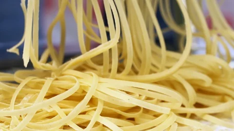 Making thin noodles for soup with rolling machine from special homemade dough Vidéo 125960568