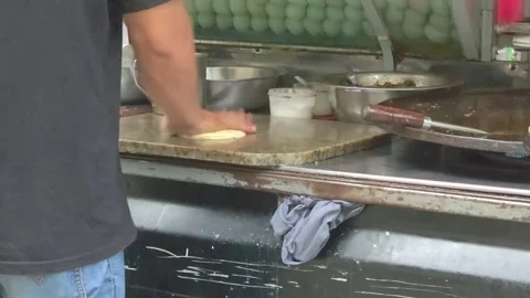 Making thin sheets of wheat flour is the basic ingredient for making martabak Vídeo Stock 307575174