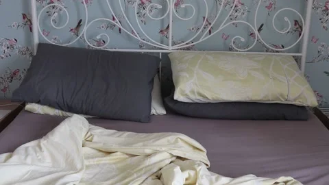 Making tidy a full size bed with sheets and covers Stock-Footage 136314329