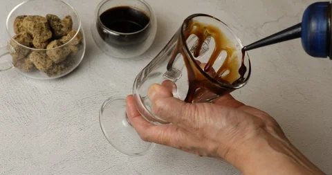 Making tiger patterns inside of glass cup to make black sugar milkshake Stock Footage 114204679