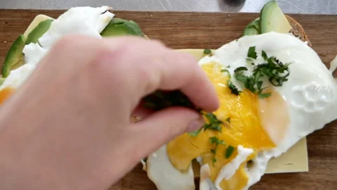 Making toast with egg for breakfast Stockbeeldmateriaal 166534200