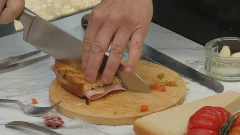 Making toast with ham and veggies (Italian style). 库存影片 155427323