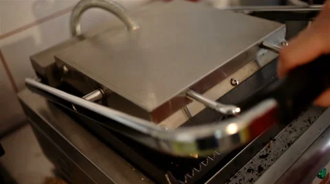 Making a toast in a special toast machine 動画素材 65287488