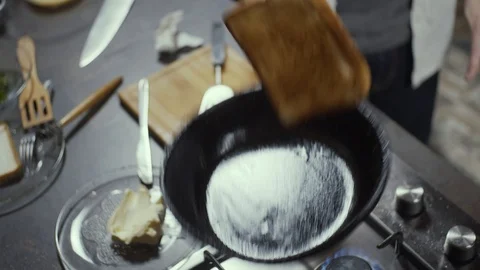 Making toasted bread on pan 動画素材 125989110