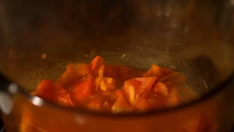 Making Tomato Soup. 库存影片 106655808