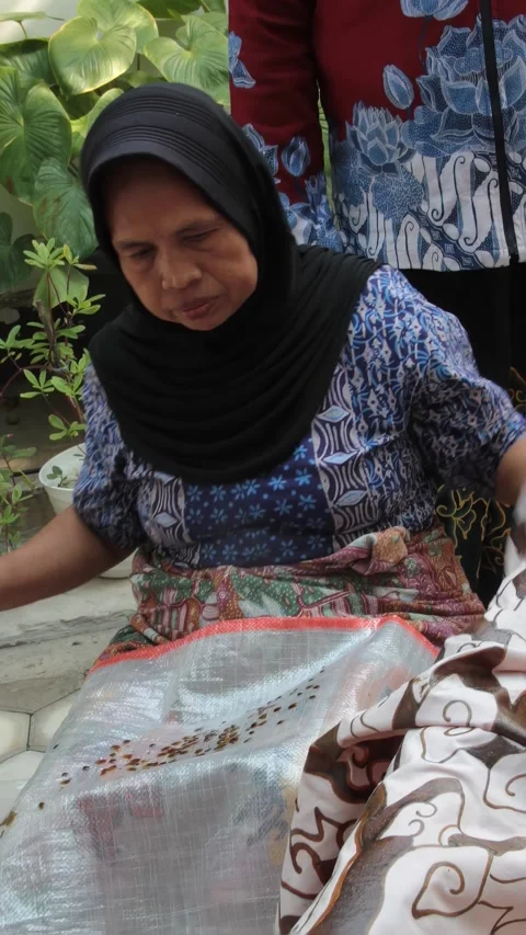 Making traditional Batik Stock Footage 289677133