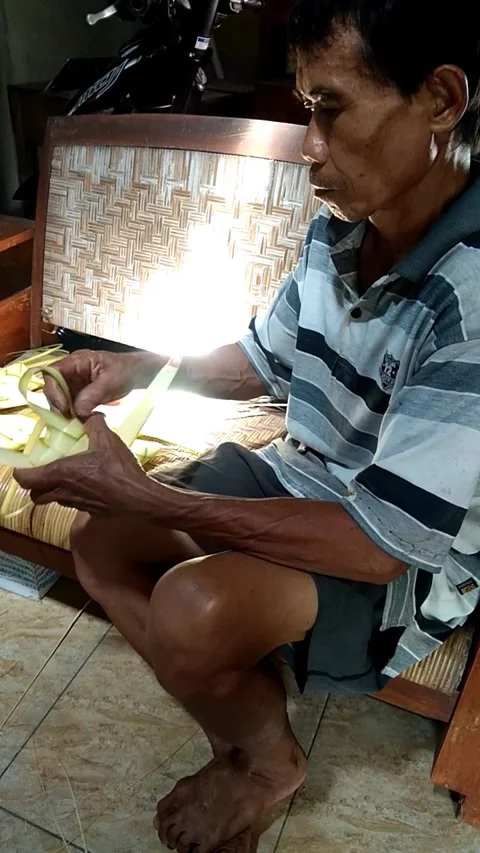 Making traditional ketupat Stock Footage 224993460