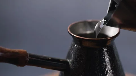 Making Turkish coffee in copper cezve Vídeos de archivo 168572002