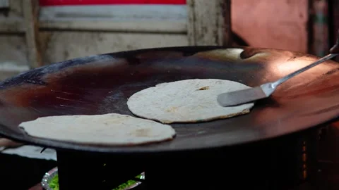 Making Two Aloo Parathas on a Large Griddle, Delhi's Street Food. Stockbeeldmateriaal 254807377