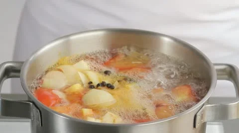 Making vegetable stock 스톡 동영상 24667416