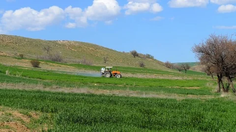Making wheat fields and agricultural spraying 動画素材 88325511