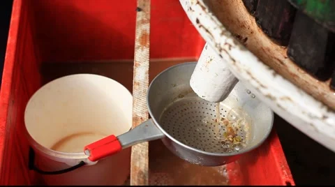 Making wine - pressing II 库存影片 890323